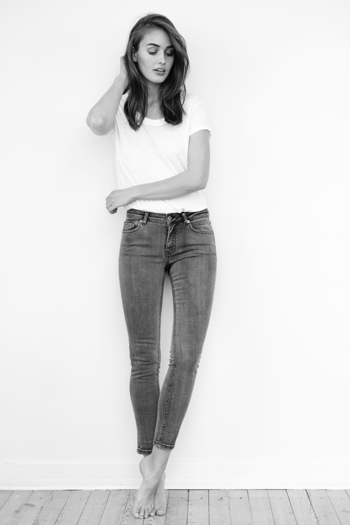 Graa Jeans-hvid væg_0003-sh